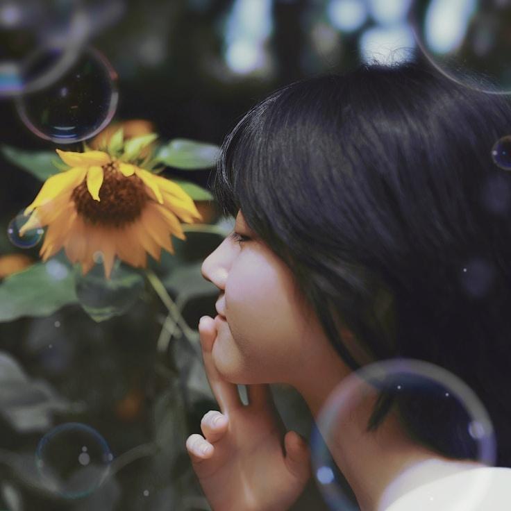 Leo Chen, Client Relations Director, discussing corporate gifting strategy with business clients